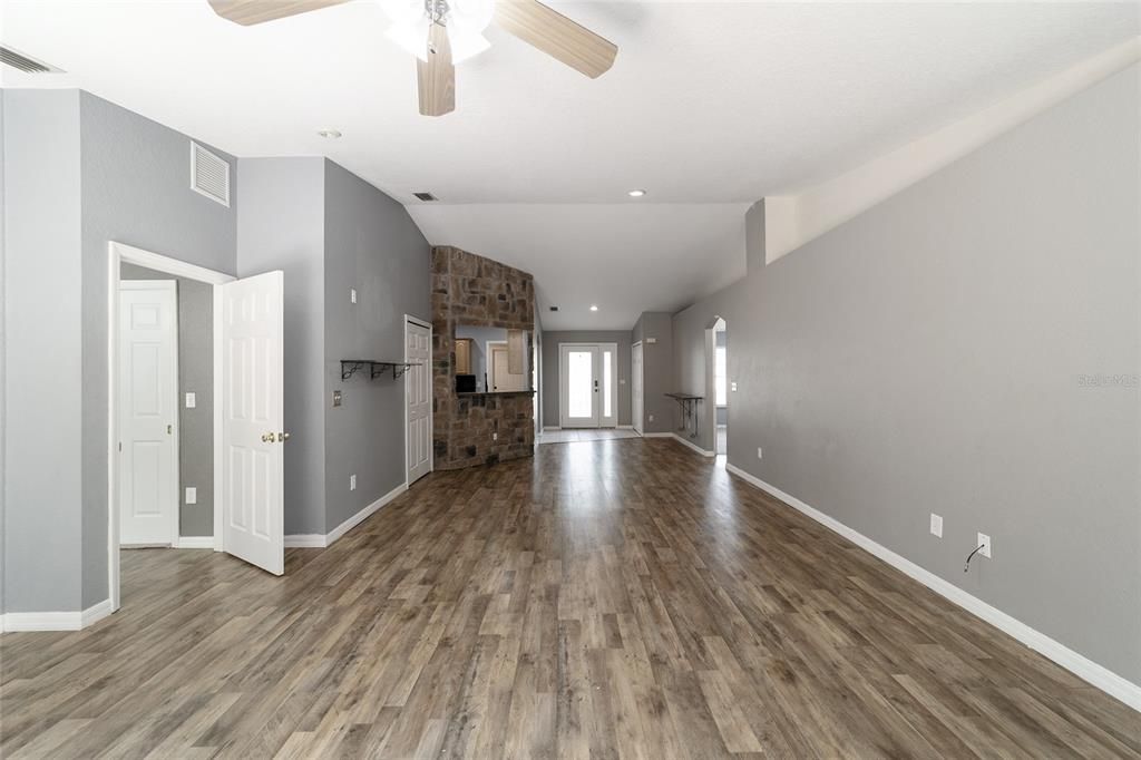 Active With Contract: $264,900 (3 beds, 2 baths, 1589 Square Feet)