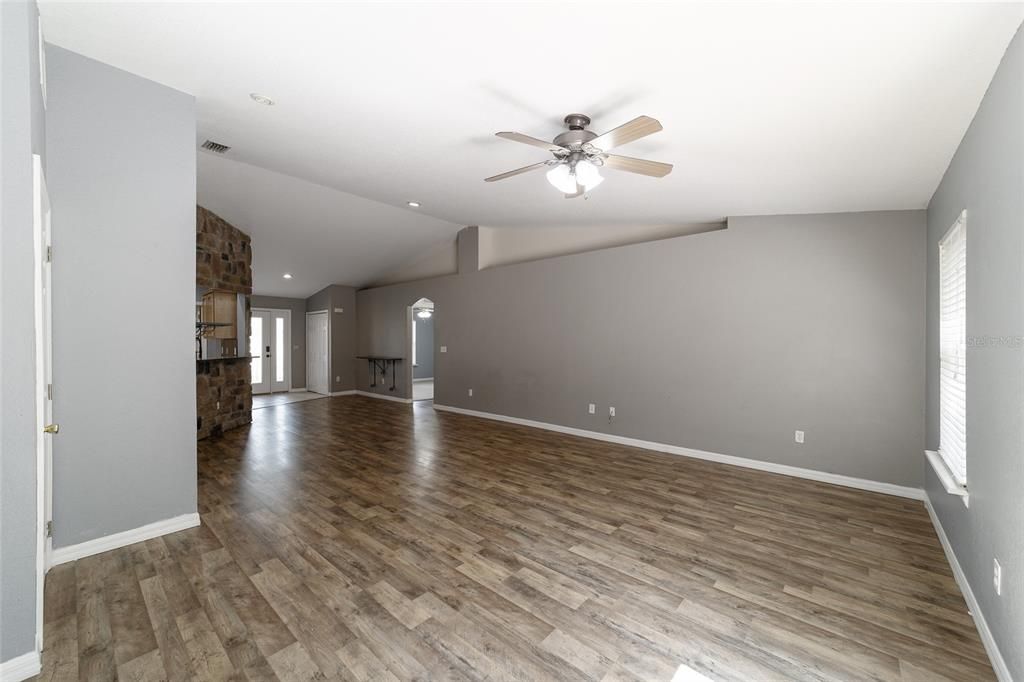 Active With Contract: $264,900 (3 beds, 2 baths, 1589 Square Feet)