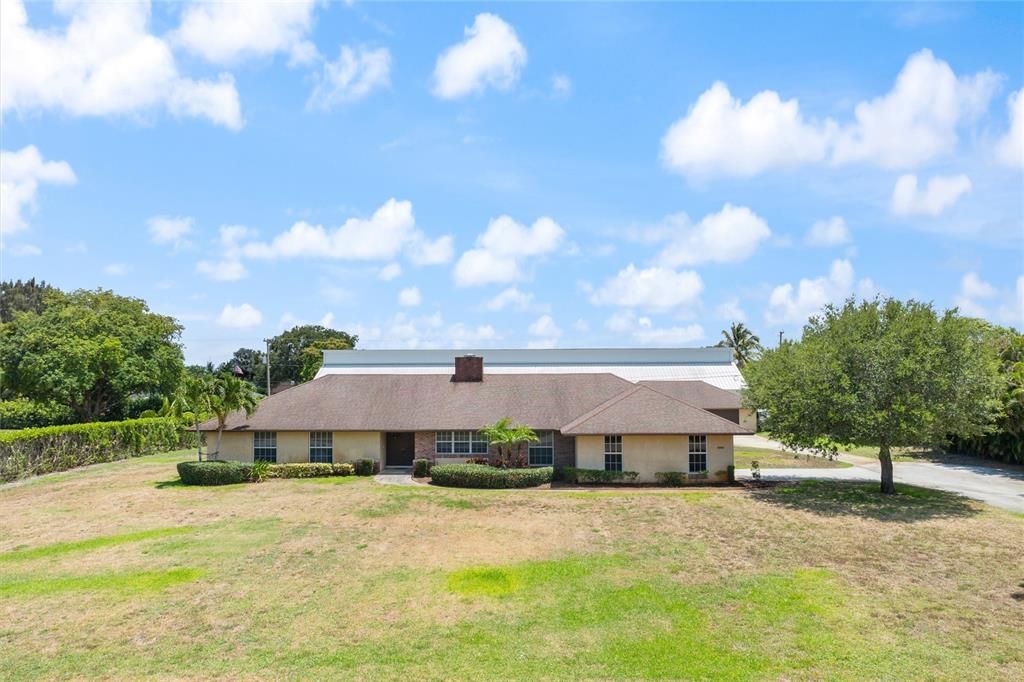 For Sale: $1,600,000 (4 beds, 2 baths, 2850 Square Feet)