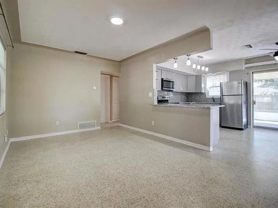 Active With Contract: $1,900 (2 beds, 1 baths, 1032 Square Feet)