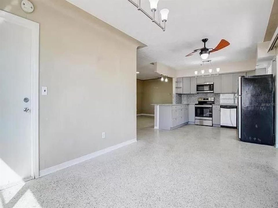 Active With Contract: $1,900 (2 beds, 1 baths, 1032 Square Feet)