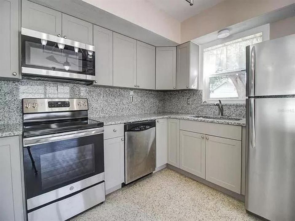 Active With Contract: $1,900 (2 beds, 1 baths, 1032 Square Feet)