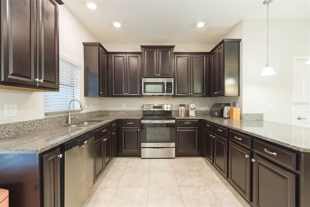 For Sale: $299,900 (2 beds, 2 baths, 1394 Square Feet)