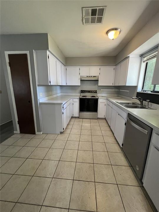 Active With Contract: $2,199 (3 beds, 2 baths, 1366 Square Feet)