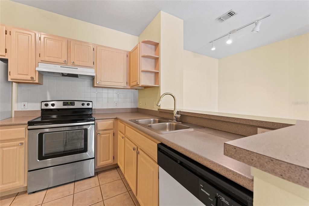 For Sale: $185,000 (2 beds, 1 baths, 927 Square Feet)