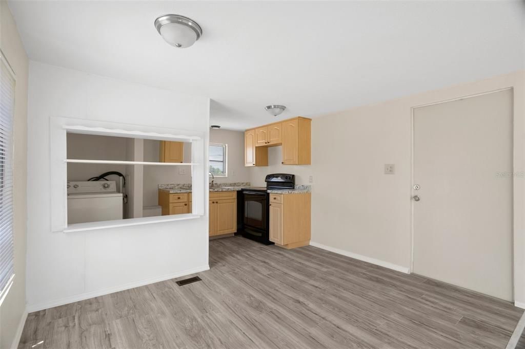 Active With Contract: $195,000 (2 beds, 1 baths, 672 Square Feet)