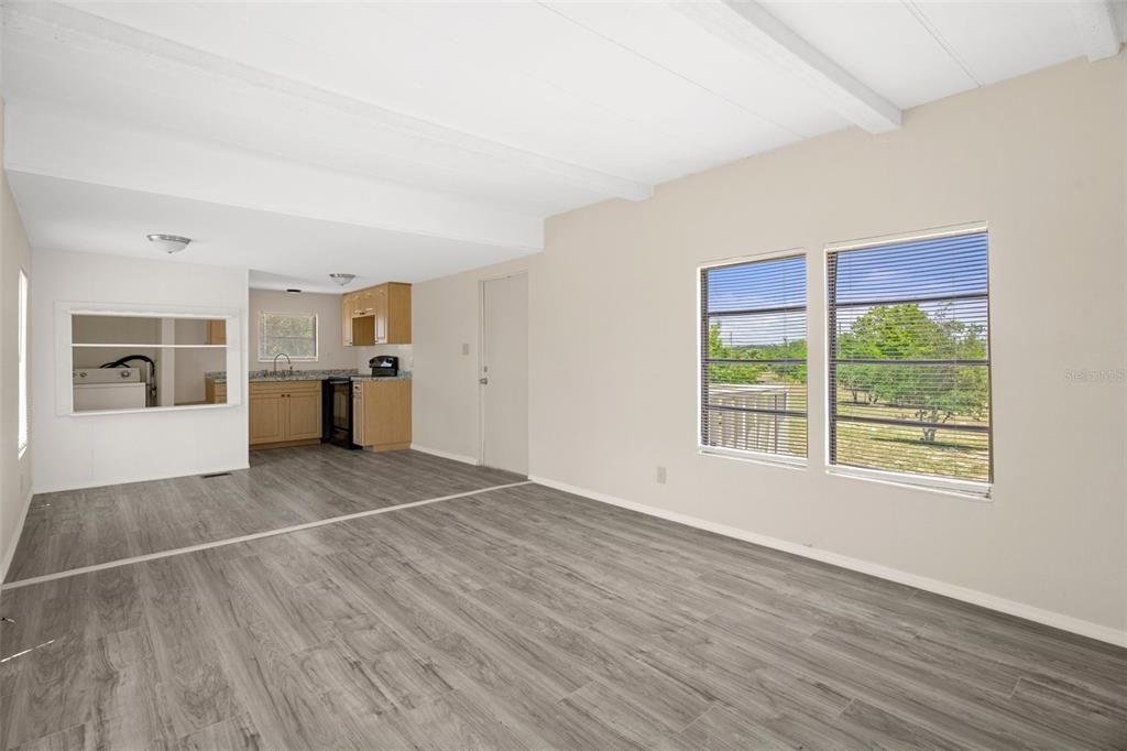 Active With Contract: $195,000 (2 beds, 1 baths, 672 Square Feet)