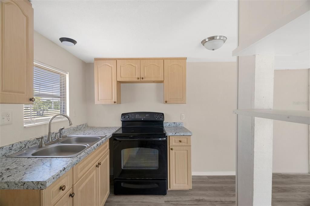 Active With Contract: $195,000 (2 beds, 1 baths, 672 Square Feet)