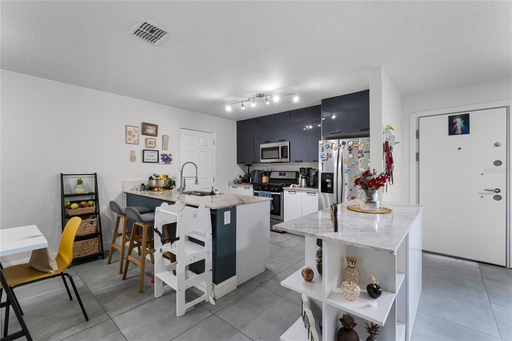 Active With Contract: $433,000 (3 beds, 2 baths, 1720 Square Feet)