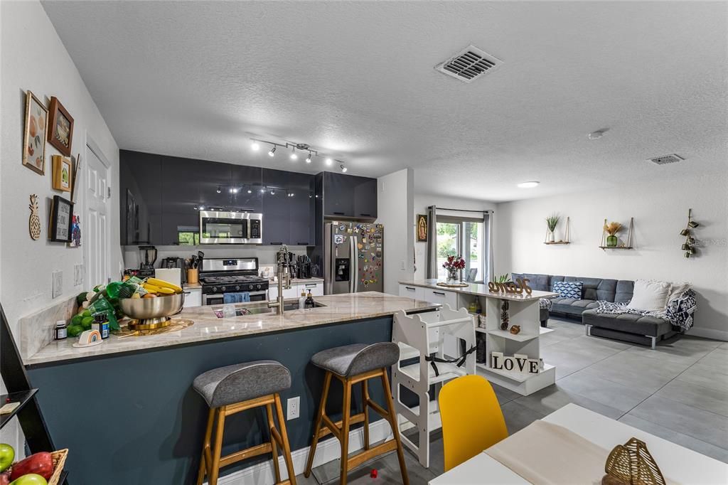 Active With Contract: $433,000 (3 beds, 2 baths, 1720 Square Feet)