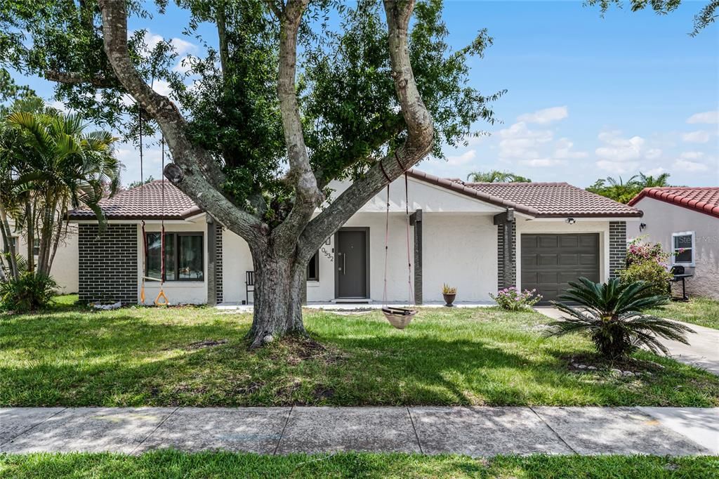 Active With Contract: $433,000 (3 beds, 2 baths, 1720 Square Feet)