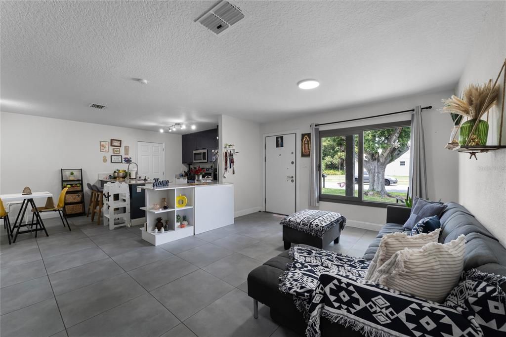 Active With Contract: $433,000 (3 beds, 2 baths, 1720 Square Feet)