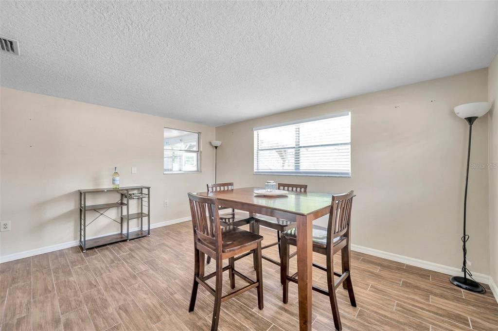 For Sale: $305,000 (2 beds, 2 baths, 1211 Square Feet)