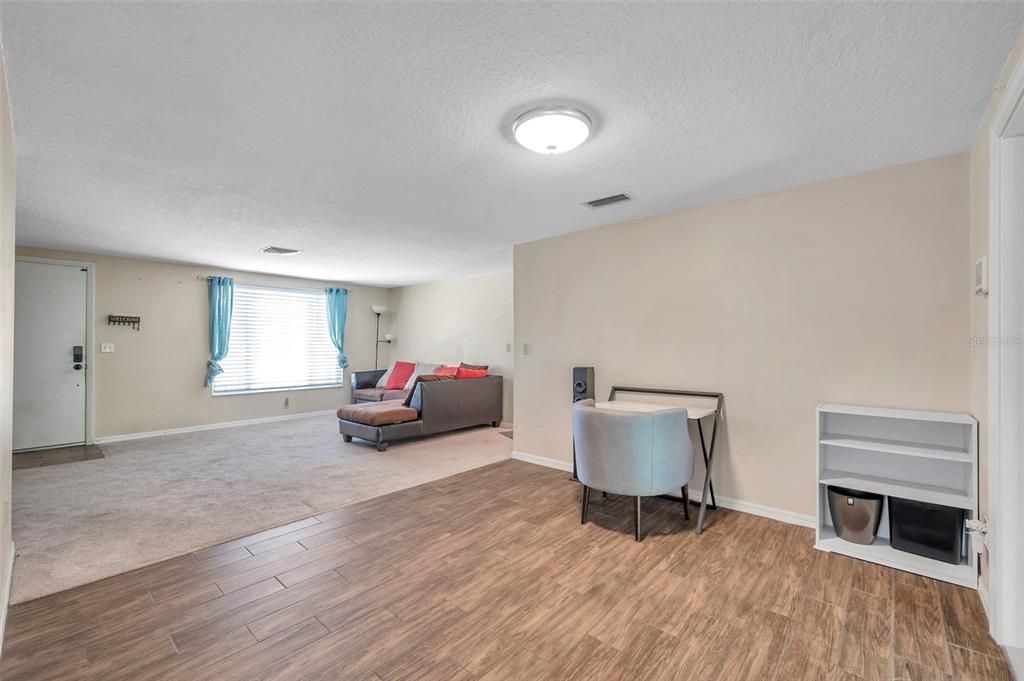 For Sale: $305,000 (2 beds, 2 baths, 1211 Square Feet)