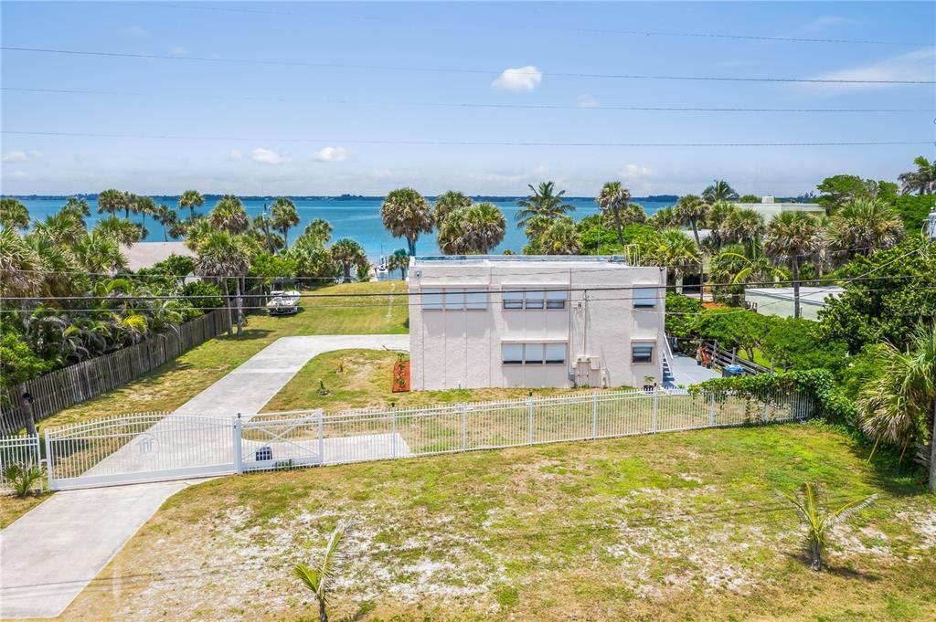 For Sale: $4,900,000 (3 beds, 2 baths, 1996 Square Feet)