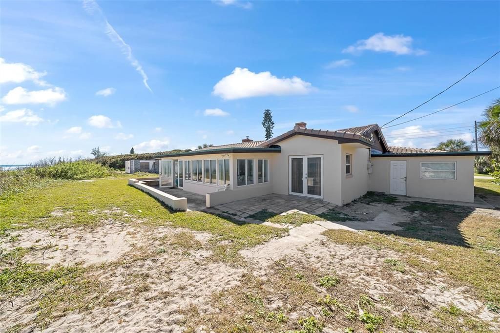 For Sale: $4,900,000 (3 beds, 2 baths, 1996 Square Feet)