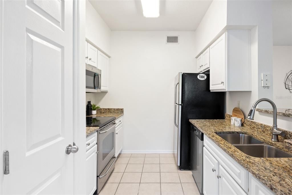 Active With Contract: $1,700 (1 beds, 1 baths, 867 Square Feet)