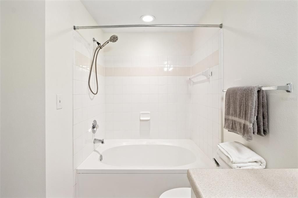 Active With Contract: $1,700 (1 beds, 1 baths, 867 Square Feet)