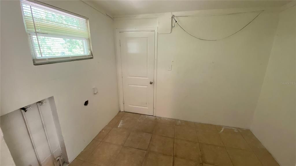 For Rent: $1,600 (3 beds, 1 baths, 875 Square Feet)