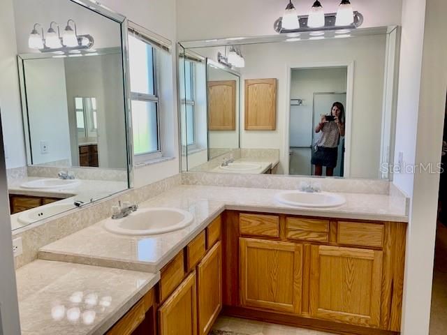 MASTER BATH WITH DOUBLE SINKS