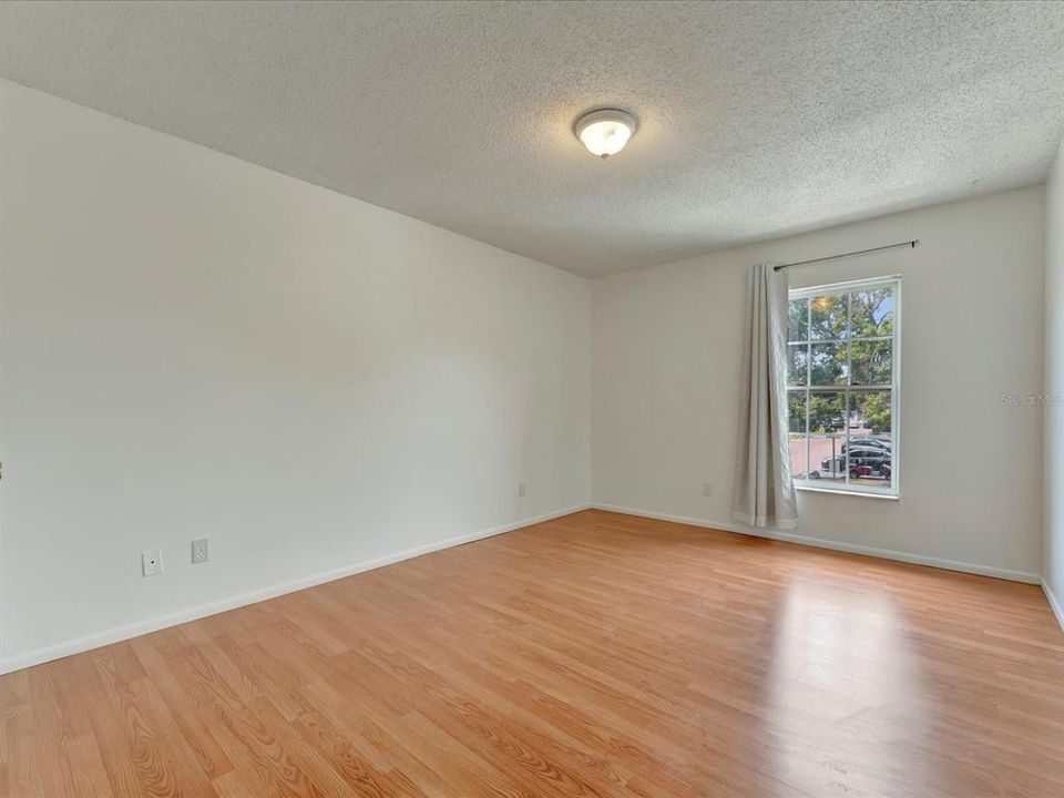 Active With Contract: $1,600 (2 beds, 1 baths, 900 Square Feet)