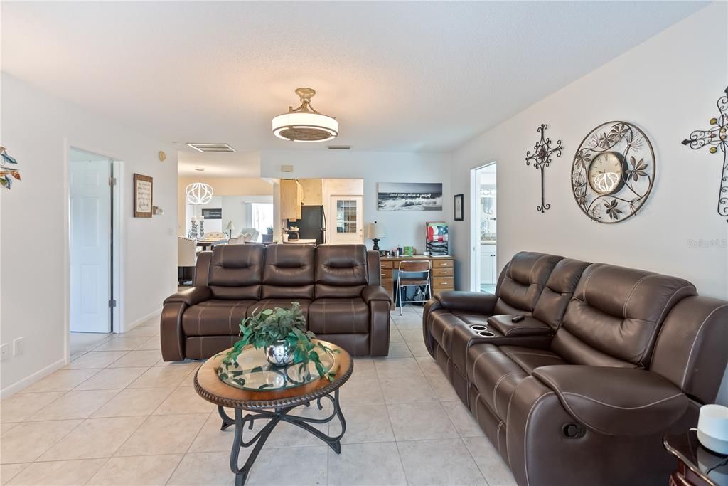 For Sale: $244,900 (2 beds, 2 baths, 1516 Square Feet)