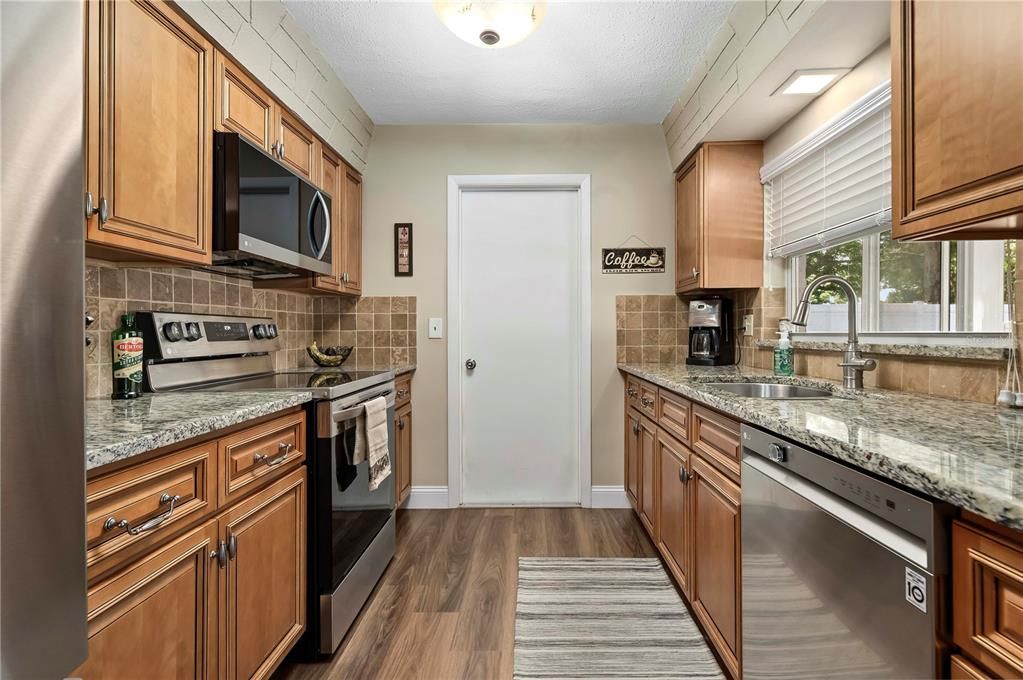 Active With Contract: $274,900 (2 beds, 2 baths, 975 Square Feet)