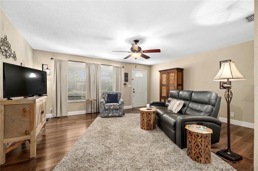 For Sale: $274,900 (2 beds, 2 baths, 975 Square Feet)