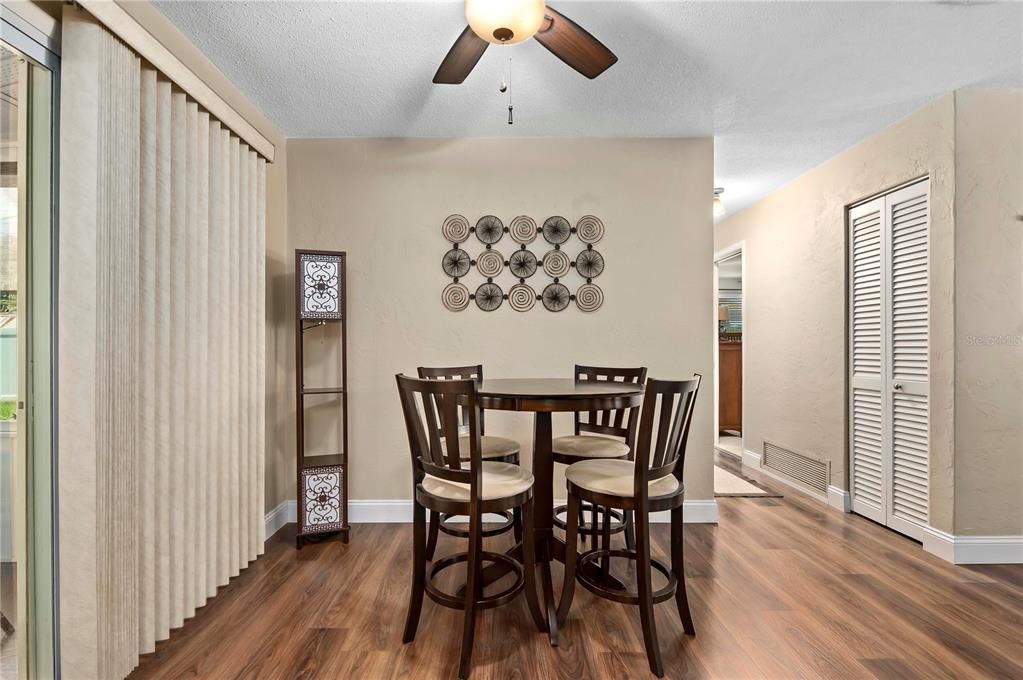 Active With Contract: $274,900 (2 beds, 2 baths, 975 Square Feet)