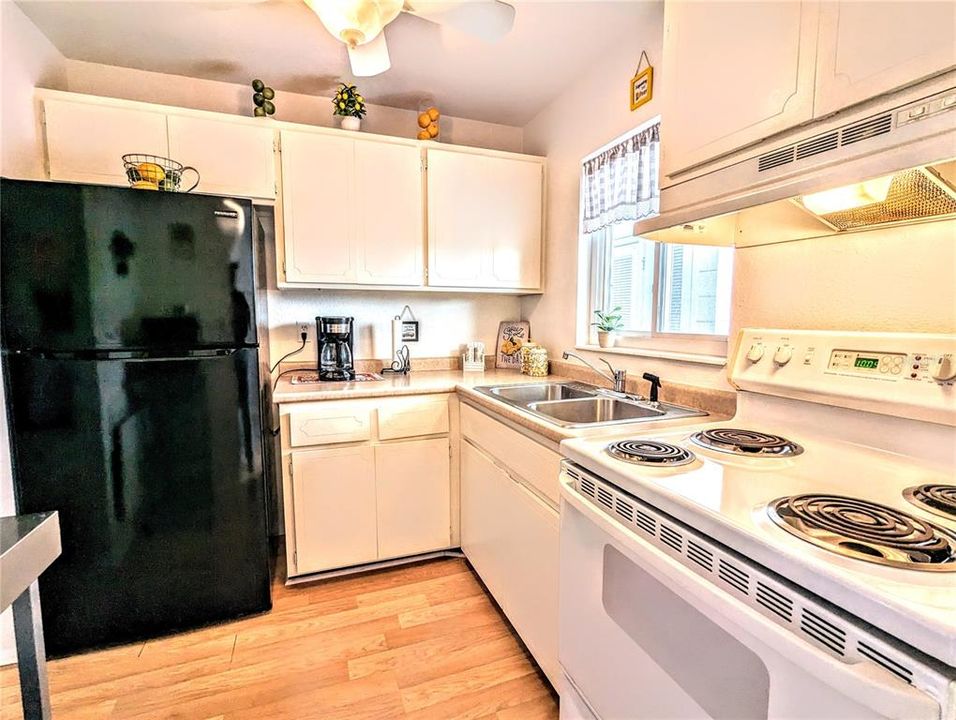 For Sale: $124,900 (1 beds, 1 baths, 576 Square Feet)