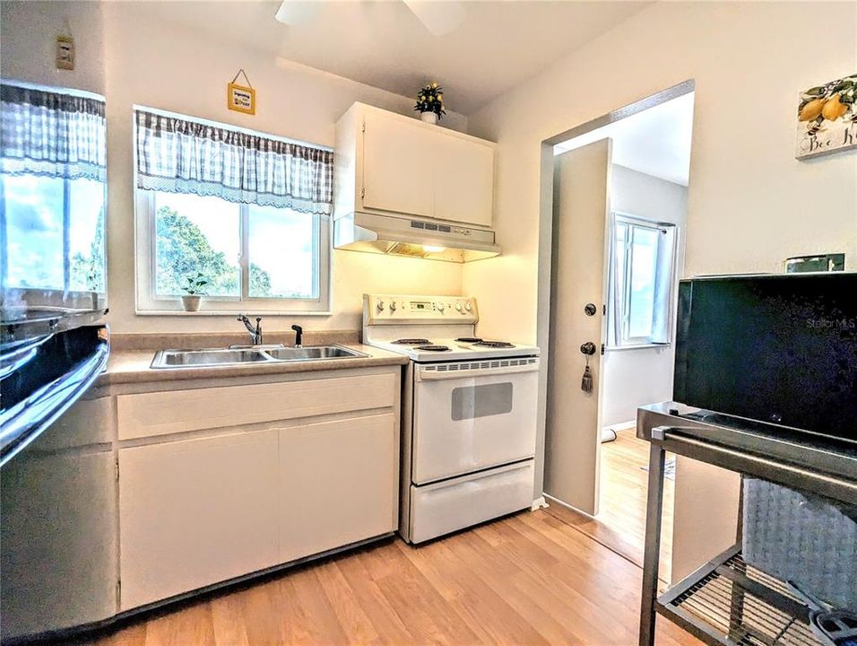 For Sale: $124,900 (1 beds, 1 baths, 576 Square Feet)