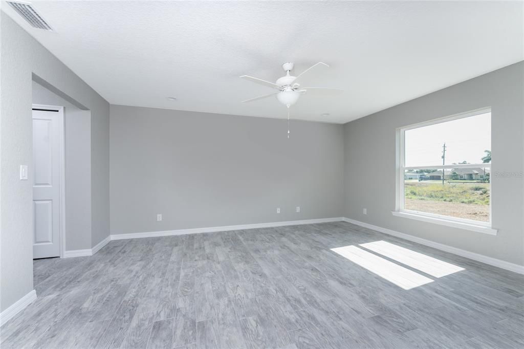 Active With Contract: $339,900 (3 beds, 2 baths, 1663 Square Feet)