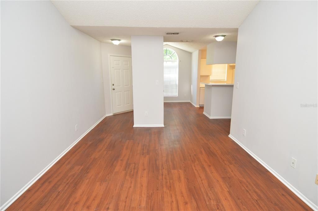 Active With Contract: $1,465 (1 beds, 1 baths, 844 Square Feet)