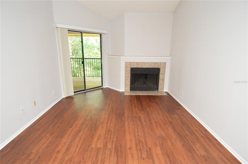 Active With Contract: $1,465 (1 beds, 1 baths, 844 Square Feet)