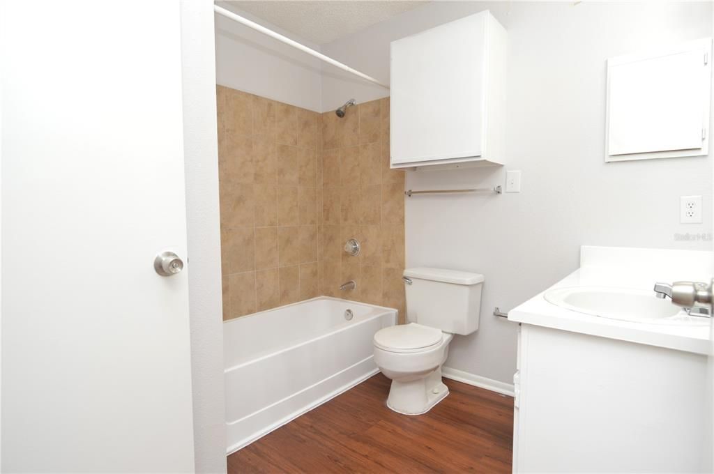 Active With Contract: $1,465 (1 beds, 1 baths, 844 Square Feet)