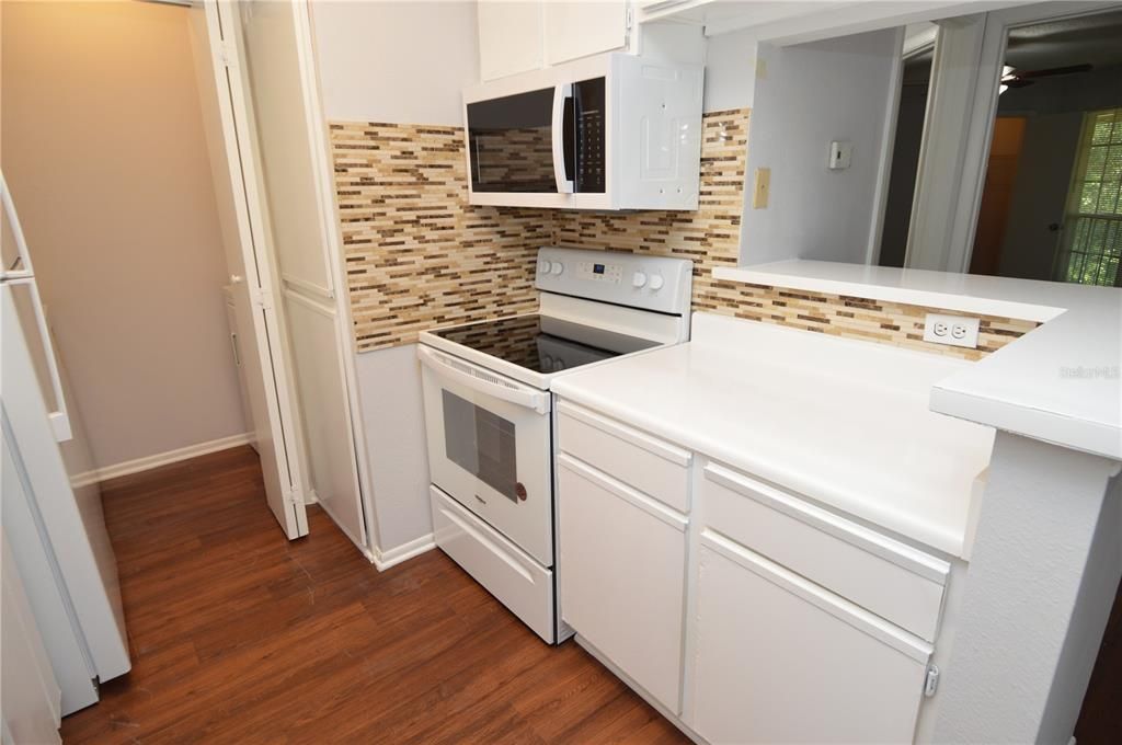 Active With Contract: $1,465 (1 beds, 1 baths, 844 Square Feet)