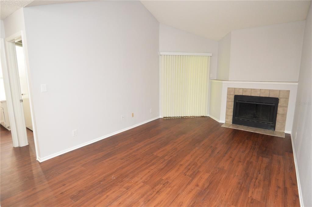 Active With Contract: $1,465 (1 beds, 1 baths, 844 Square Feet)