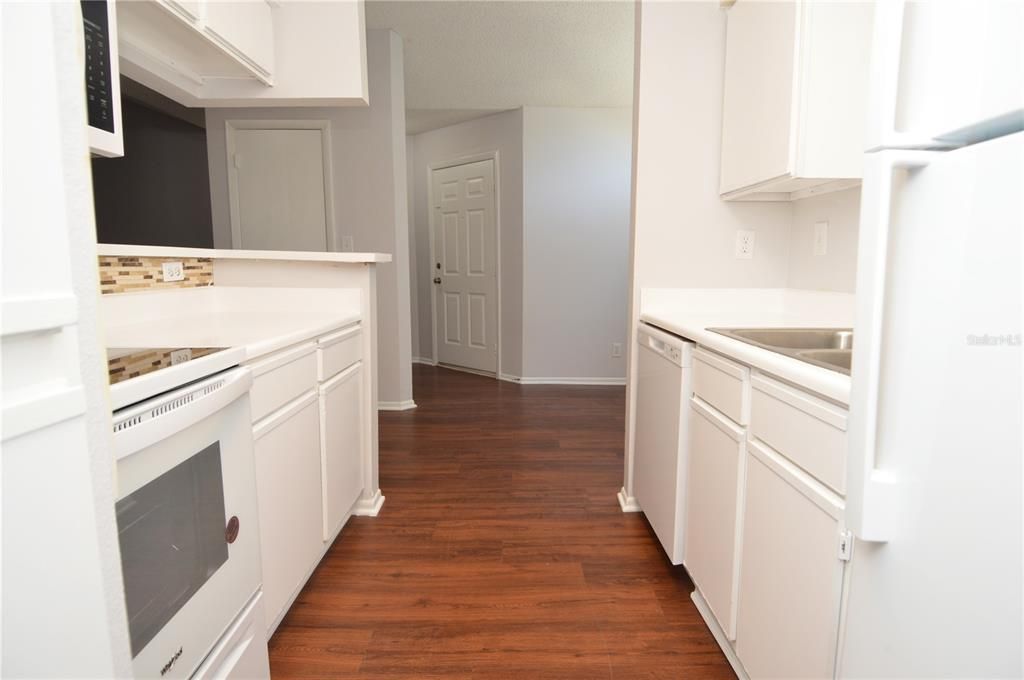 Active With Contract: $1,465 (1 beds, 1 baths, 844 Square Feet)