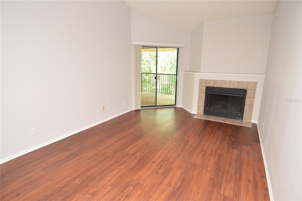 Active With Contract: $1,465 (1 beds, 1 baths, 844 Square Feet)