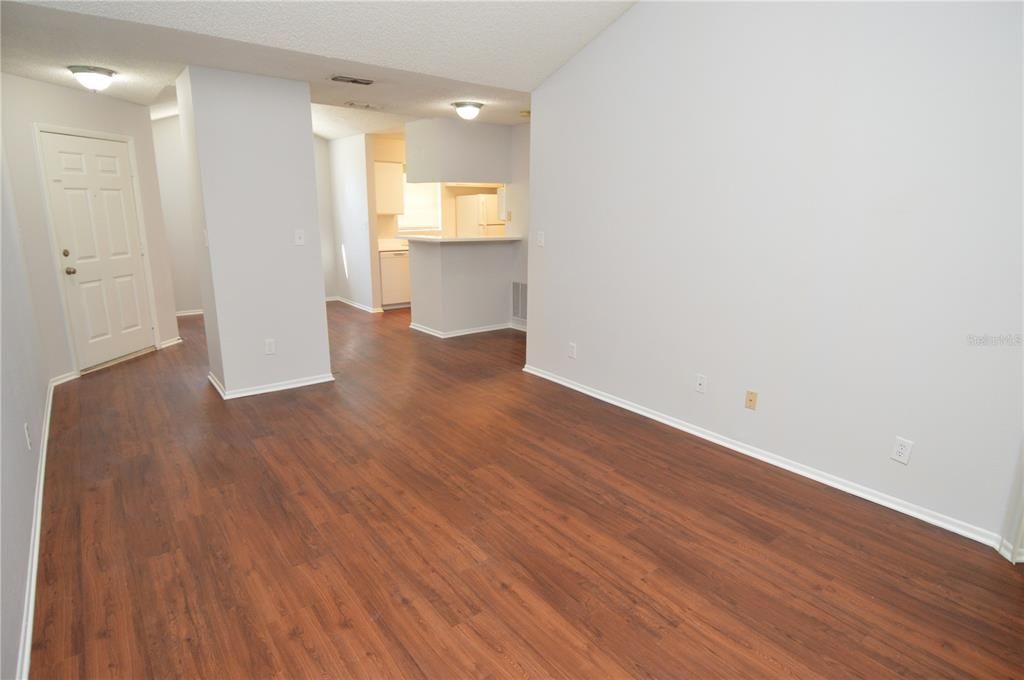 Active With Contract: $1,465 (1 beds, 1 baths, 844 Square Feet)