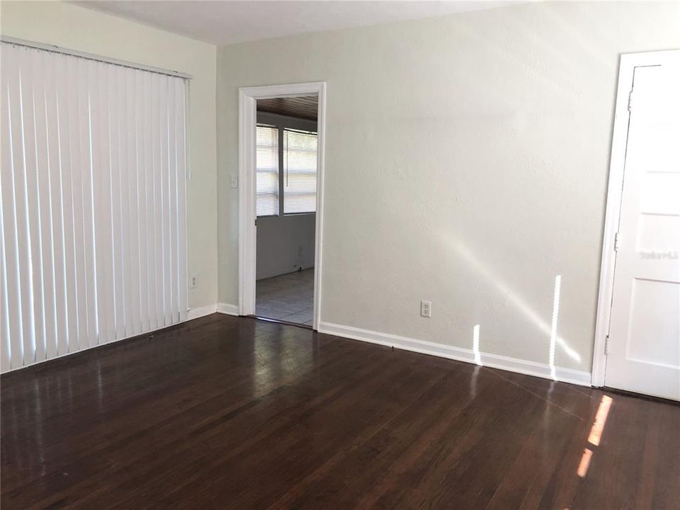 For Rent: $1,900 (2 beds, 1 baths, 834 Square Feet)