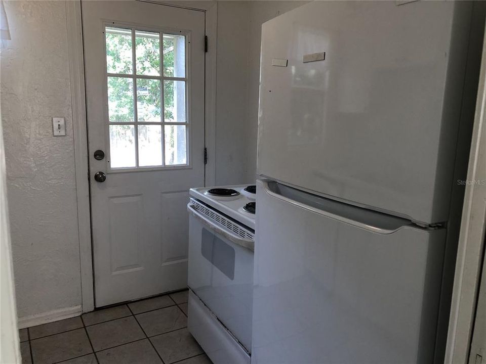 For Rent: $1,900 (2 beds, 1 baths, 834 Square Feet)