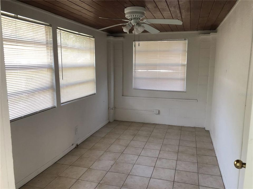 For Rent: $1,900 (2 beds, 1 baths, 834 Square Feet)