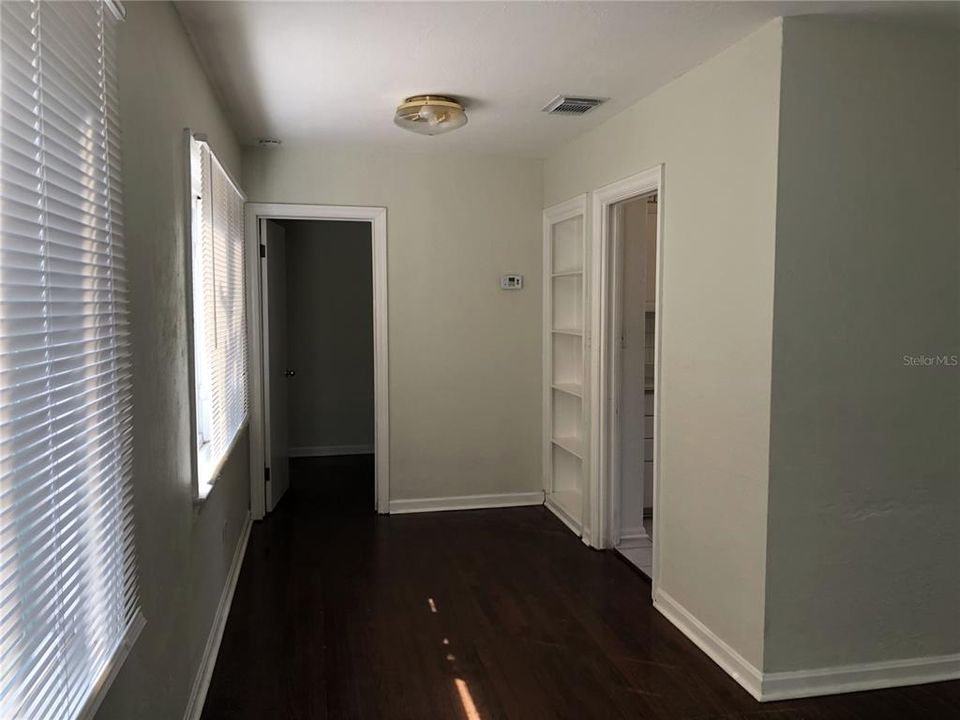 For Rent: $1,900 (2 beds, 1 baths, 834 Square Feet)