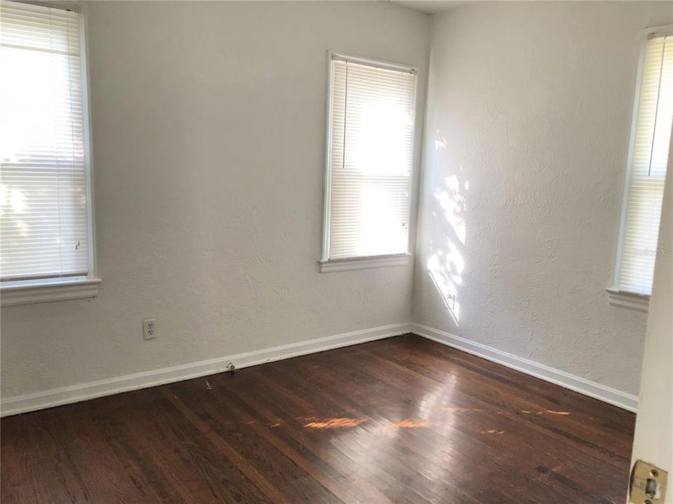 For Rent: $1,900 (2 beds, 1 baths, 834 Square Feet)