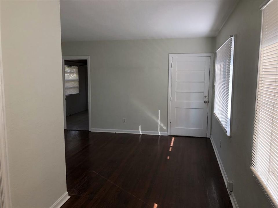 For Rent: $1,900 (2 beds, 1 baths, 834 Square Feet)