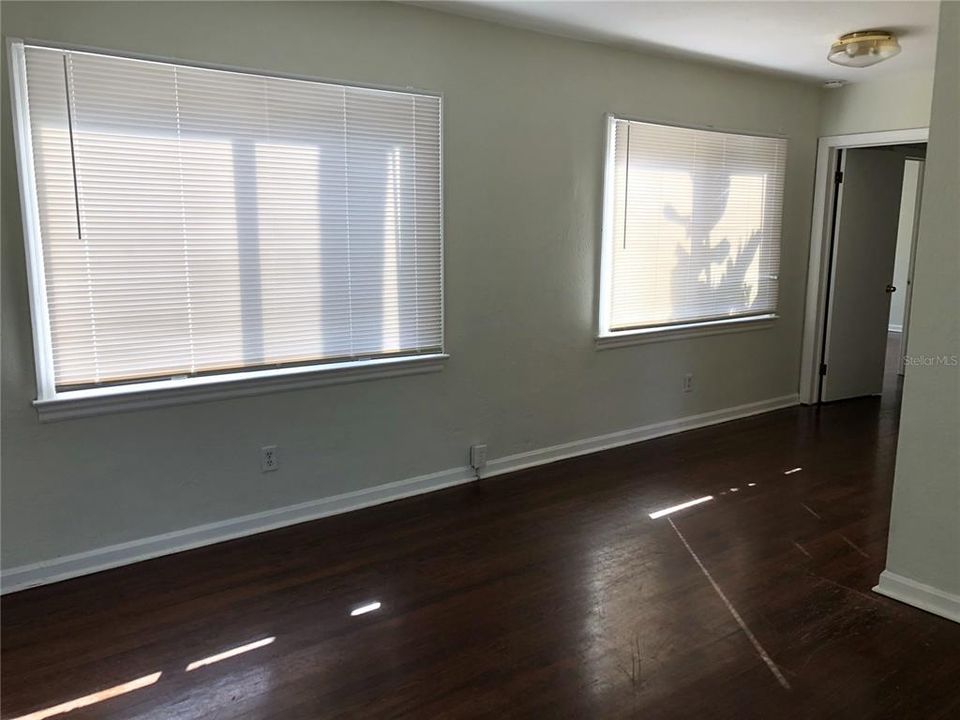 For Rent: $1,900 (2 beds, 1 baths, 834 Square Feet)