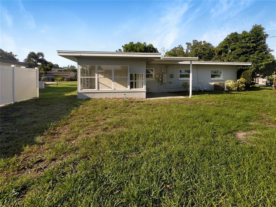 Active With Contract: $311,000 (3 beds, 1 baths, 1076 Square Feet)