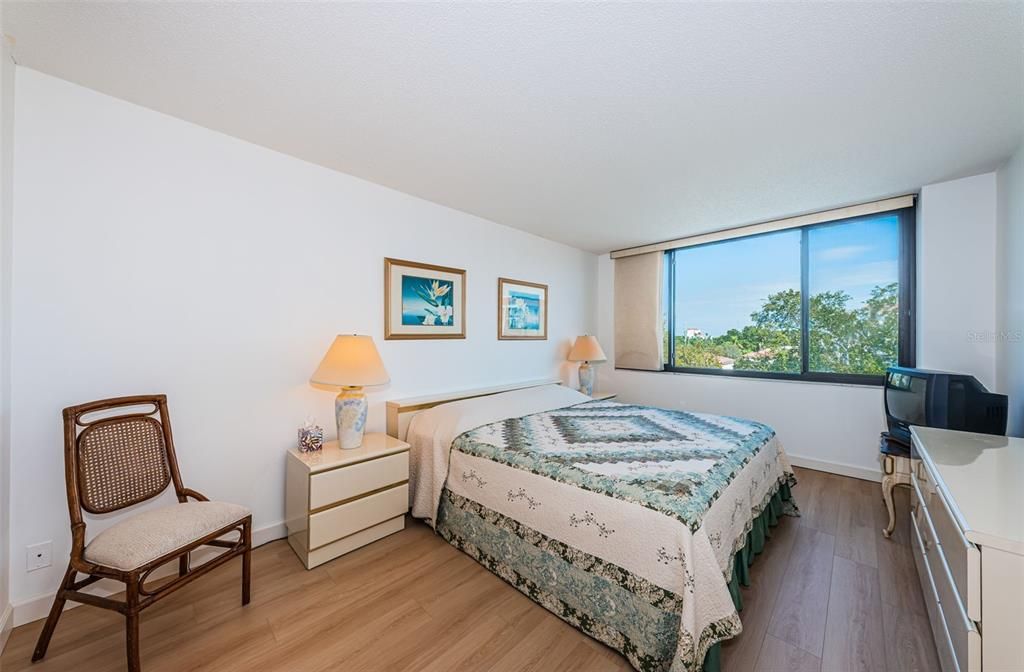 For Sale: $489,000 (2 beds, 2 baths, 1050 Square Feet)