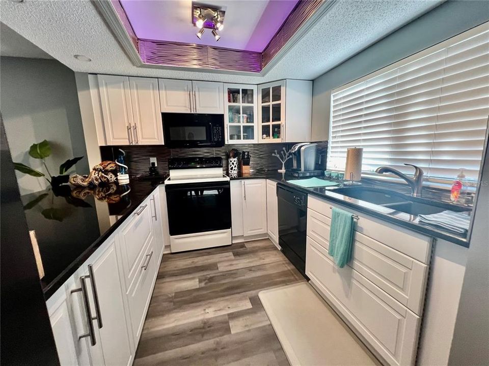 For Sale: $189,900 (2 beds, 2 baths, 1320 Square Feet)